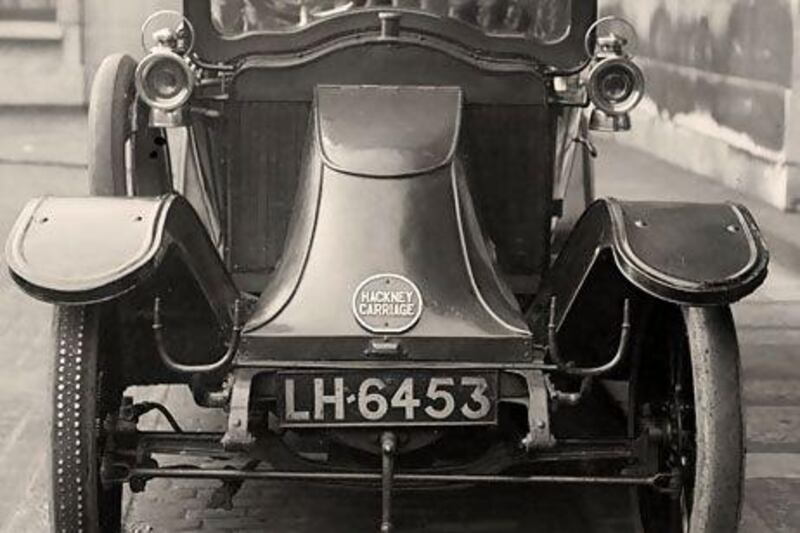 11th January 1917: A hackney carriage with a new licensed motor badge. Topical Press Agency / Getty Images