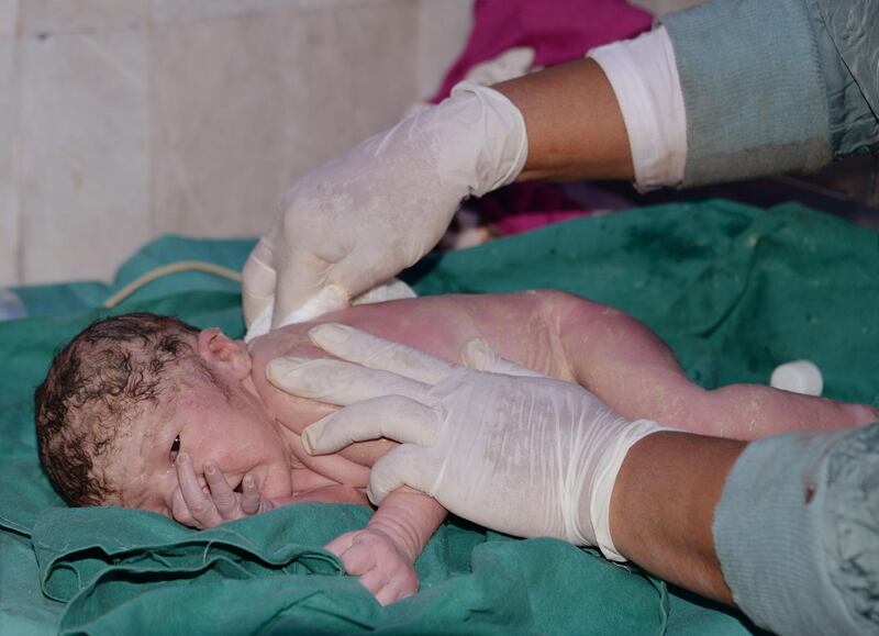 (FILES) In this file photo taken on May 12, 2016  a Pakistani doctor cleans a newborn baby after his birth at a hospital in Muzaffarabad.
Babies born in the world's poorest countries, most of them in Africa, still face "alarming" risks of death that can be 50 times as high as those in the safest countries, according to a UNICEF report released February 20, 2018. While the last quarter-century has seen broad improvements in older children's health, "we have not made similar progress in ending deaths among children less than one month old," said Henrietta Fore, UNICEF's executive director. "Given that the majority of these deaths are preventable, clearly we are failing the world's poorest babies." The differences are stark.  A baby born in Pakistan -- the country with the worst newborn mortality rate -- faced a one in 22 chance of death, while a newborn in Japan had only a one in 1,111 risk of dying, the report said.
 / AFP PHOTO / SAJJAD QAYYUM