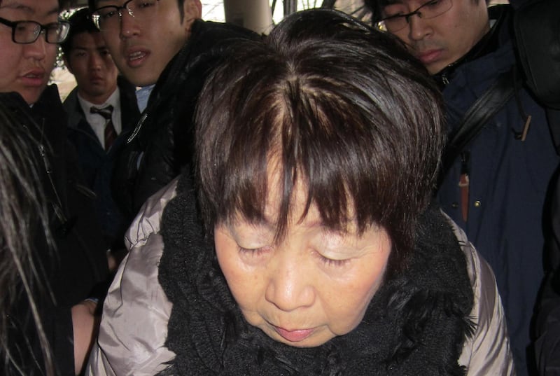 (FILES) This file photo taken on March 13, 2014 shows Japanese woman Chisako Kakehi, who was arrested on suspicion of poisoning her husband with cyanide in the latest "Black Widow" case, arriving at the Kyoto district court. 
A one-time millionairess dubbed the "Black Widow" over the untimely deaths of lovers and a husband was sentenced to death on November 7, 2017, in a high-profile murder case that has gripped Japan.  / AFP PHOTO / JIJI PRESS / JIJI PRESS / Japan OUT / XGTY