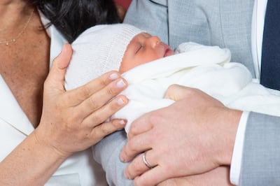 WINDSOR, ENGLAND - MAY 08: Prince Harry, Duke of Sussex and Meghan, Duchess of Sussex, pose with their newborn son during a photocall in St George's Hall at Windsor Castle on May 8, 2019 in Windsor, England. The Duchess of Sussex gave birth at 05:26 on Monday 06 May, 2019. (Photo by Dominic Lipinski - WPA Pool/Getty Images)