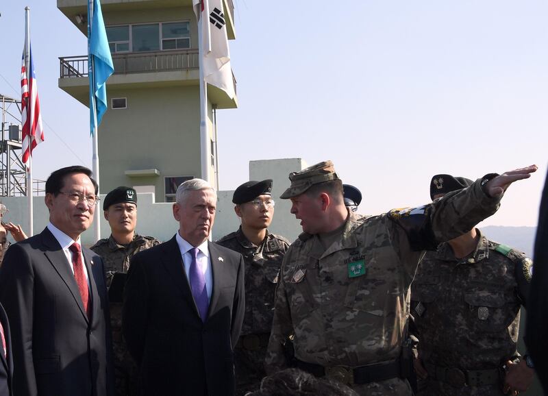 US Secretary of Defence Jim Mattis (C) and South Korean Defence Minister Song Young-Moo (L) visit Observation Post Ouellette in Paju near the truce village of Panmunjom in the Demilitarized Zone (DMZ) on the border between North and South Korea on October 27, 2017.
Mattis is on a two-day visit to South Korea for attending the Security Consultative Meeting (SCM) amid North Korea's nuclear and missile provocations.  / AFP PHOTO / POOL / JUNG YEON-JE