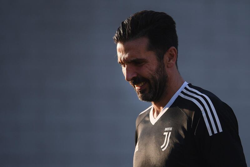 Juventus' goalkeeper Gianluigi Buffon attends a training session on the eve of the UEFA Champions League football match Juventus Vs Barcelona on November 21, 2017 at the 'Juventus Training Center' in Vinovo.  / AFP PHOTO / MARCO BERTORELLO