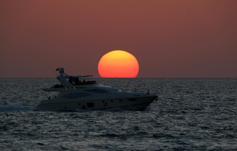 DUBAI, UNITED ARAB EMIRATES , December 31 – 2020 :- View of the last sunset of 2020 from the Palm Jumeirah in Dubai. ( Pawan Singh / The National ) For News/Standalone/Online/Instagram/Big Picture