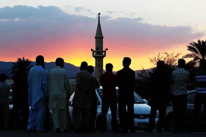 FUJAIRAH , UNITED ARAB EMIRATES  Ð  Dec 2 : People watching the car parade on the  41st national day celebration of UAE at the Fujairah Corniche in Fujairah. ( Pawan Singh / The National ) For News.
