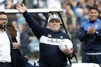 TOPSHOT - Argentine former football star and new coach of Gimnasia y Esgrima La Plata Diego Armando Maradona waves upon arrival for his first training session at El Bosque stadium, in La Plata, Buenos Aires province, Argentina, on September 8, 2019. / AFP / ALEJANDRO PAGNI
