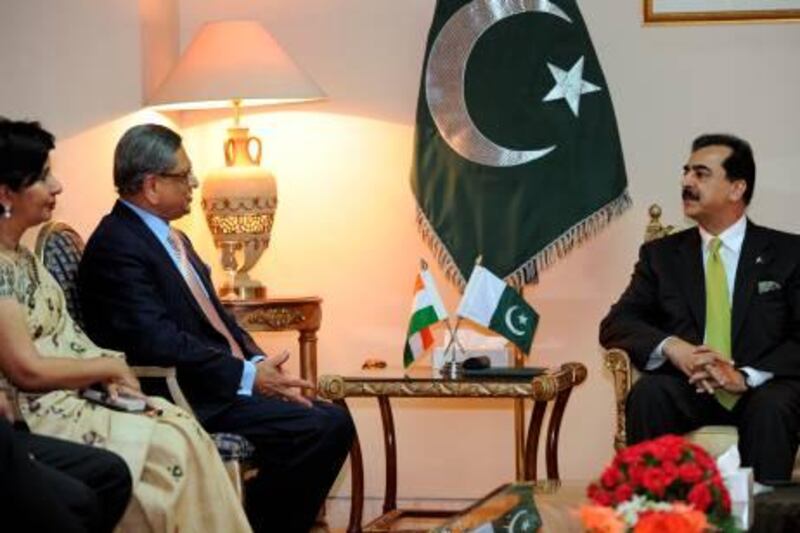 Pakistan's Prime Minister Yousuf Raza Gilani (R) listens to Indian's Foreign Minister S.M. Krishna (2L) during a meeting in Islamabad on July 15, 2010. The foreign ministers of South Asian neighbours Pakistan and India were holding their first key talks in Islamabad since the 2008 Mumbai attacks derailed a peace process. The talks are the third high-level contact in six months and the foreign ministers' first meeting since 10 Islamist gunmen killed 166 people in 60 hours of carnage in India's financial capital two years ago. AFP PHOTO/AAMIR QURESHI