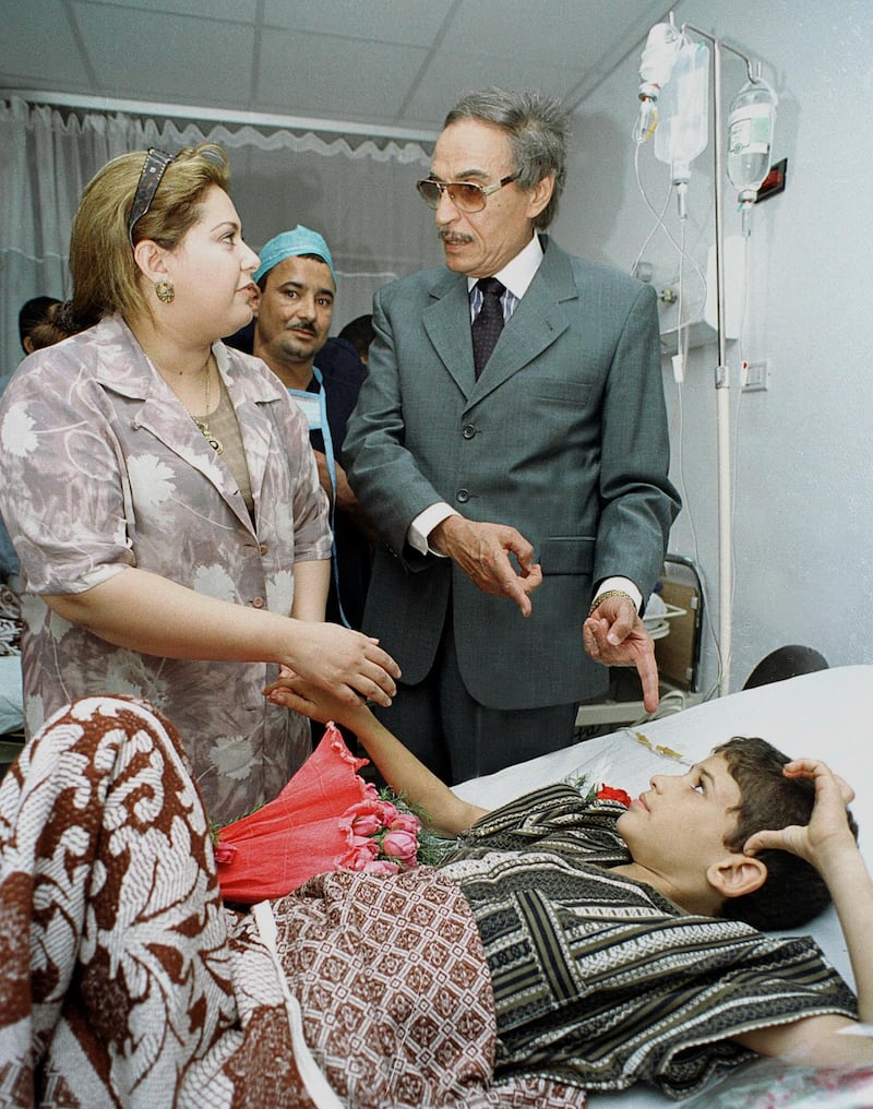 Egyptian actors Sabrine and Ezzat al-Aleily visit an injured palestinian child at Nasser hospital in Cairo 8 October 2000. (Photo by MOHAMMED AL-SEHITI / AFP)