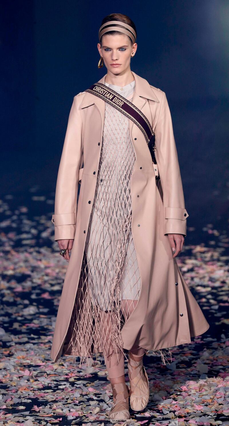 A model presents a creation by Christian Dior during the Spring-Summer 2019 Ready-to-Wear collection fashion show in Paris, on September 24, 2018. / AFP / FRANCOIS GUILLOT
