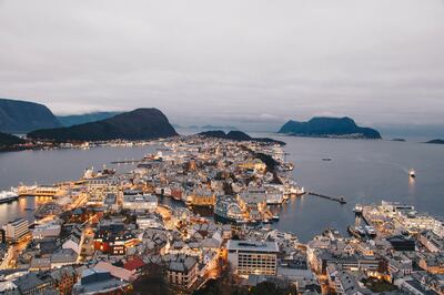 在被认为是挪威最美丽的城镇之一的奥勒松有一站。 照片：Samuel Han / Unsplash