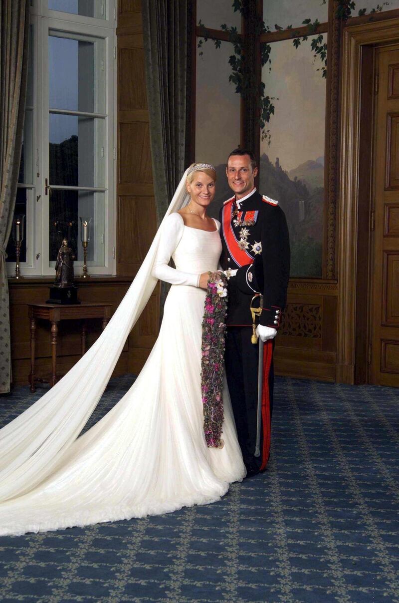 POOLOSL50 - 20010825 - OSLO, NORWAY : His Royal Highness Norwegian Crown Prince Haakon and princess Miss Mette-Marit Tjessem Hoiby pose for the photographers following the wedding ceremony at Oslo cathedral on Saturday, 25 August 2001. EPA PHOTO PRESSENS BILD/STURLASON