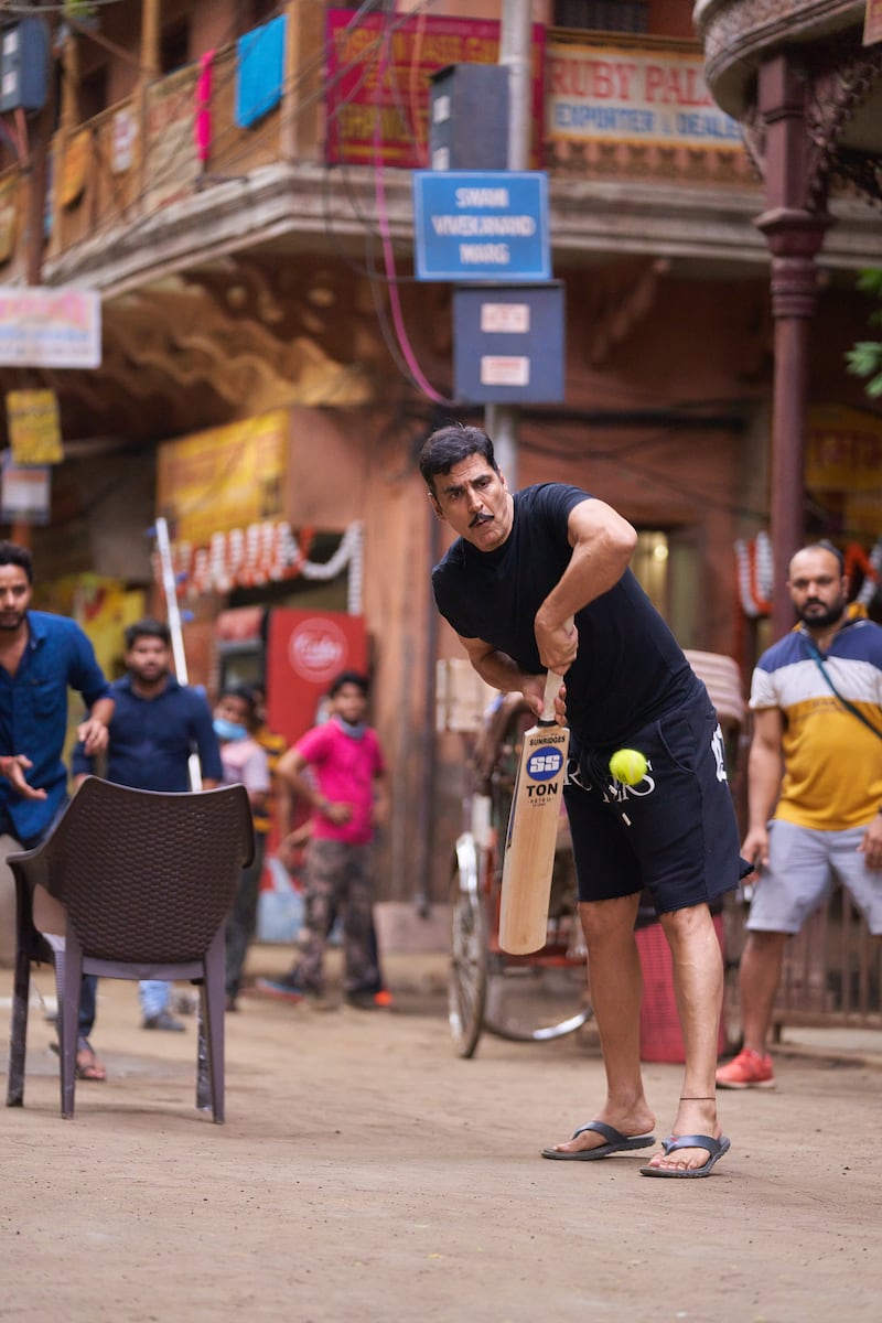Akshay Kumar plays cricket on the set of 'Raksha Bandhan'. Photo: Zee Studios 