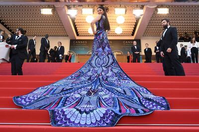 TOPSHOT - Indian actress Aishwarya Rai Bachchan poses as she arrives on May 12, 2018 for the screening of the film "Girls of the Sun (Les Filles du Soleil)" at the 71st edition of the Cannes Film Festival in Cannes, southern France.  / AFP / Loic VENANCE
