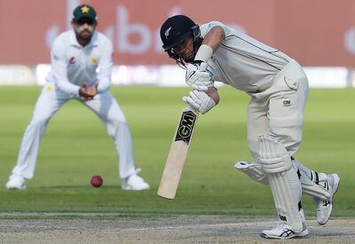 New Zealand batsman Ross Taylor (R) plays a shot during the fourth day of the second Test cricket match between Pakistan and New Zealand at the Dubai International Stadium on November 27, 2018. / AFP / AAMIR QURESHI
