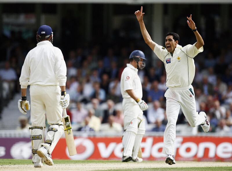 LONDON - AUGUST 17: Umar Gul of Pakistan celebrates the wicket of Marcus Trescothick of England during day one of the fourth npower test match between England and Pakistan at the Oval on August 17, 2006 in London, England.  (Photo by Clive Mason/Getty Images)