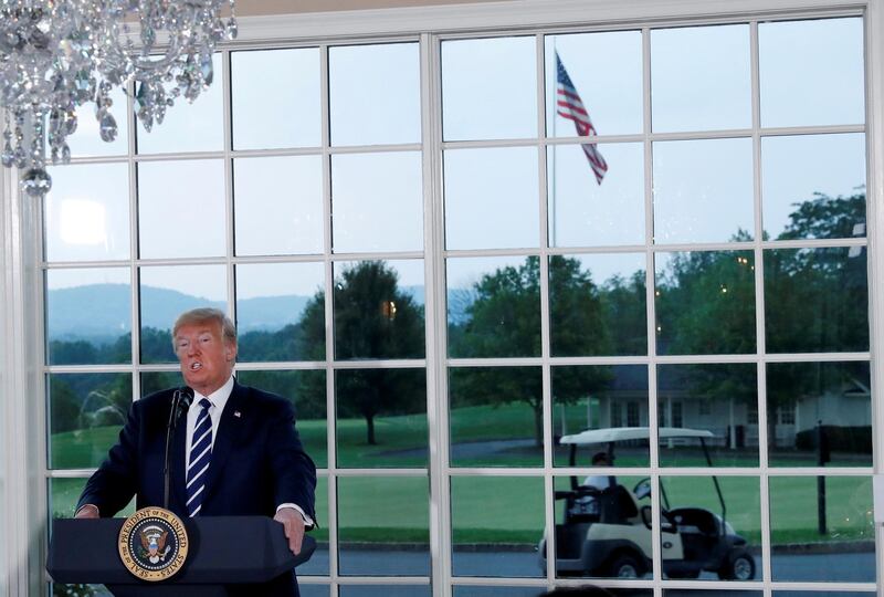 U.S. President Donald Trump speaks at a dinner with business leaders at Trump National Golf Club in Bedminster, New Jersey, U.S., August 7, 2018. REUTERS/Leah Millis      TPX IMAGES OF THE DAY