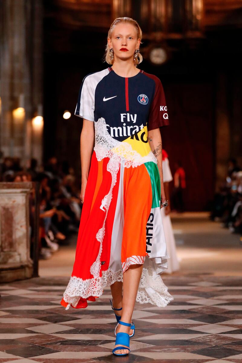 A model presents a creation for Koche during the women's 2018 Spring/Summer ready-to-wear collection fashion show in Paris, on September 26, 2017. / AFP PHOTO / FRANCOIS GUILLOT