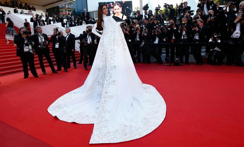 epa05308469 Bollywood actress Sonam Kapoor arrives for the screening of 'Mal de Pierres' (From the Land of the Moon)  during the 69th annual Cannes Film Festival, in Cannes, France, 15 May 2016. The movie is presented in the Official Competition of the festival which runs from 11 to 22 May.  EPA/IAN LANGSDON