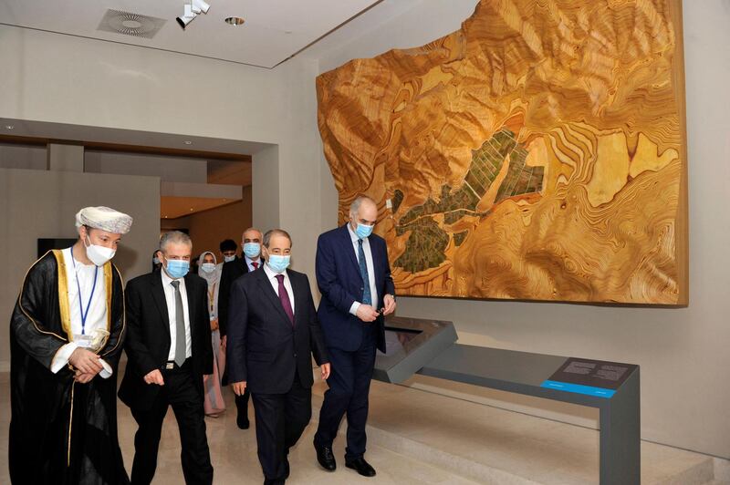 Syria's Foreign Minister Faisal Mekdad (C) tours the National Museum in the Omani capital Muscat, March 20, 2021. / AFP / MOHAMMED MAHJOUB
