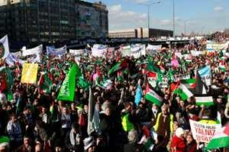 Protesters attend a rally against Israel's attacks on Gaza, in Ankara January 18, 2009. REUTERS/Umit Bektas (TURKEY) *** Local Caption ***  ANK07_TURKEY-ISRAEL_0118_11.JPG