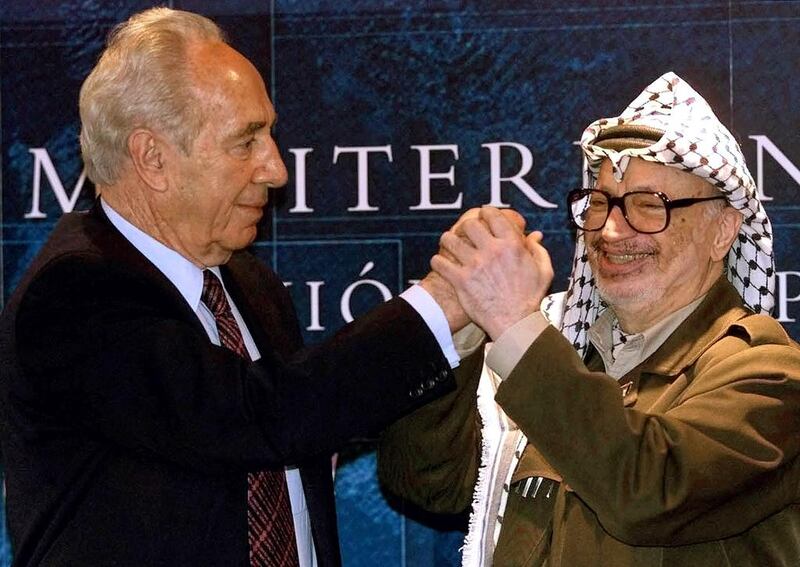 Palestinian President Yasser Arafat with Shimon Peres during a forum in Majorca on the Middle East crisis, November 3, 2001. The death of Shimon Peres has been with silence from Arab leaders.  REUTERS/Dani Cardona/Files