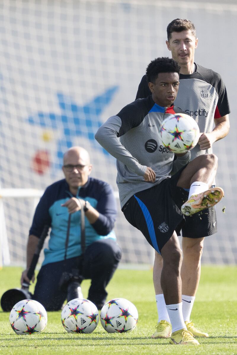 Alejandro Balde and Robert Lewandowski train for the match against Bayern Munich. EPA