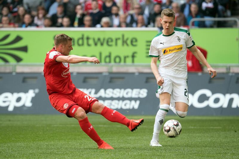 Fortuna Duesseldorf's German forward Rouwen Hennings shoots to score during the German first division Bundesliga football match Fortuna Duesseldorf v Borussia Moenchengladbach on March 30, 2019 in Duesseldorf. (Photo by Federico Gambarini / DPA / AFP) / Germany OUT / DFL REGULATIONS PROHIBIT ANY USE OF PHOTOGRAPHS AS IMAGE SEQUENCES AND/OR QUASI-VIDEO
