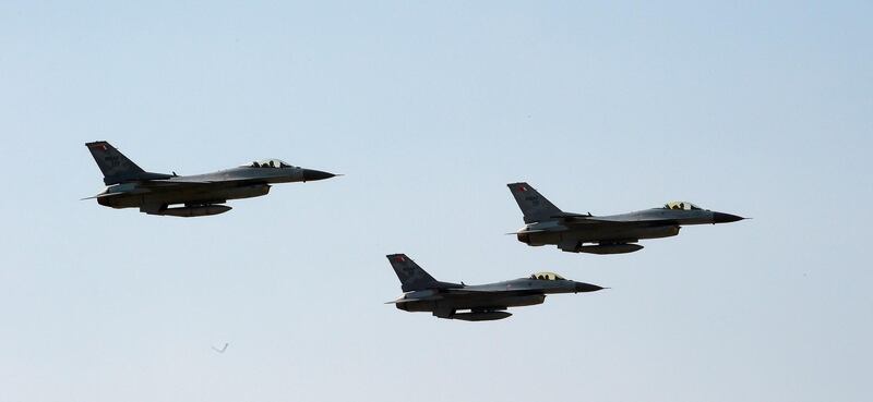 Royal Bahraini Air Force F-16s perform air maneuvers during the 2018 Bahrain International Airshow (BIAS) at the Sakhir Airbase, south of the Bahraini capital Manama on November 14 2018. / AFP / STR
