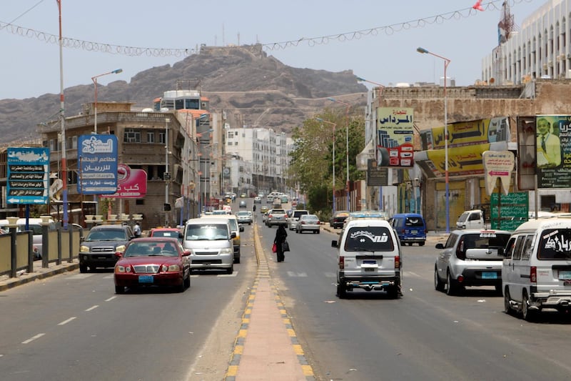 Yemenis drive down a street in Aden's Mualla region on August 18, 2019.  / AFP / Nabil HASAN
