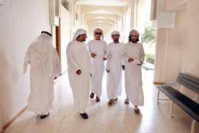 AL AIN. 21st September 2008.UAE UNIVERSITY. Students walk to a lecture at the United Arab Emirates University in Al Ain. Stephen Lock / The National. Words:Daniel Bardsley *** Local Caption ***  SL-provost-022.jpgSL-provost-022.jpg