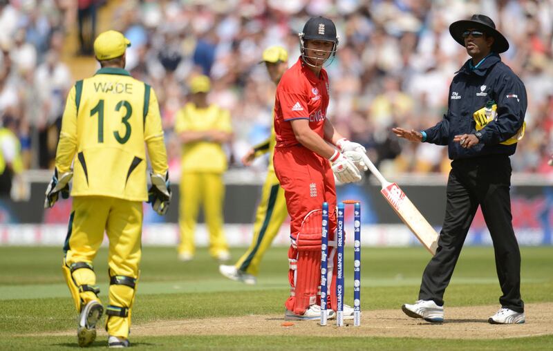 England's Jonathan Trott talks to Australia's Matthew Wade (L) as umpire Kumar Dharmasena (R) intervenes during their ICC Champions Trophy group A match at Edgbaston cricket ground, Birmingham June 8, 2013. REUTERS/Philip Brown (BRITAIN - Tags: SPORT CRICKET) *** Local Caption ***  PB06_CRICKET-CHAMPI_0608_11.JPG