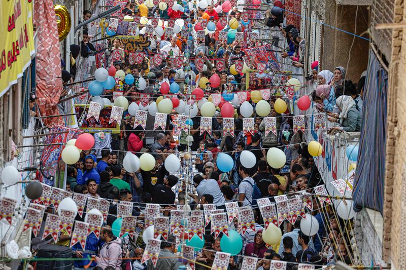 Egyptians gather to break their Ramadan fast together 