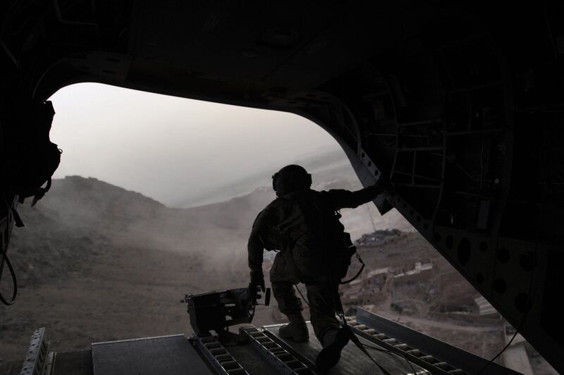 (FILES) In this file photograph taken on July 29, 2011, a US soldier mans a machine gun on a US military Chinook helicopter as it heads to Kandahar military base while transporting troops around southern Afghanistan.  Thirty-one US special forces and seven Afghans died when the Taliban shot down their helicopter, officials said on August n6, 2011, the deadliest incident yet for foreign troops in a decade-long war. All were killed during an anti-Taliban operation late Friday when a rocket fired by the insurgents struck their Chinook helicopter in Wardak province, southwest of the capital Kabul, as they prepared to leave after a firefight. 
AFP PHOTO / ROMEO GACAD
 *** Local Caption ***  563911-01-08.jpg