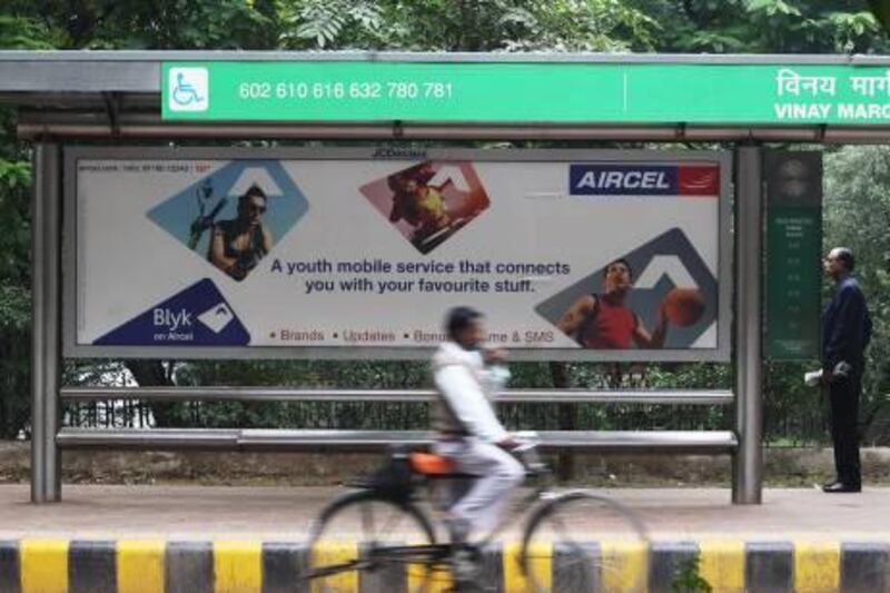 epa02465977 An Aircel advertising board seen at a busy street in New Delhi, India on 25 November 2010. The Indian 2G phone services scam controversy, that led to the resignation of A. Raja as the telecom minister, has forced India's telecom watchdog to recommend the scrapping of 69 of the 130 licenses given for 2G phone services since December 2006. 'The roll-out of services on these licenses has failed to comply with the set norms. Six companies had been given these 69 licenses,' a senior official of the Telecom Regulatory Authority of India (TRAI) said. Of the 69 licenses, 20 have been issued to Loop Telecom, 15 to Etisalat DB, 11 to Sistema-Shyam, 10 to Videocon, eight to Uninor and five to Aircel.  EPA/ANINDITO MUKHERJEE *** Local Caption ***  02465977.jpg