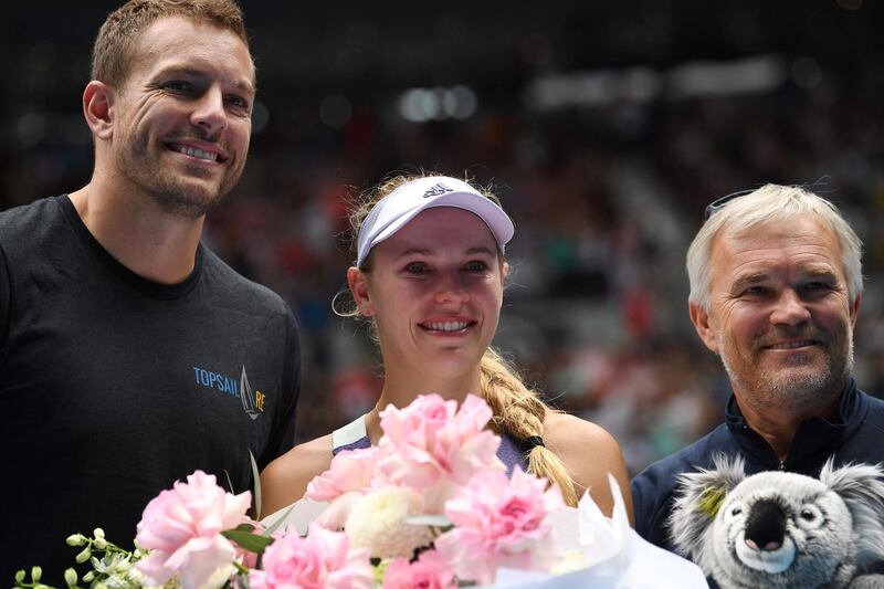 Denmark's Caroline Wozniacki (C), her husband David Lee (L) and father Piotr Wozniacki celebrate after her defeat against Tunisia's Ons Jabeur in their women's singles match on day five of the Australian Open tennis tournament in Melbourne on January 24, 2020. IMAGE RESTRICTED TO EDITORIAL USE - STRICTLY NO COMMERCIAL USE
 / AFP / Greg Wood / IMAGE RESTRICTED TO EDITORIAL USE - STRICTLY NO COMMERCIAL USE
