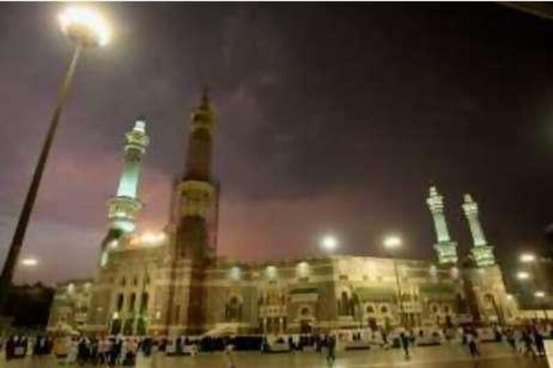 A general view shows worshippers outside of Mecca's Grand Mosque in the holy city of Mecca on June 04, 2008. A three-day Islamic conference begins today in the Muslim holy city in preparation for discussing interfaith dialogue. AFP PHOTO/HASSAN AMMAR