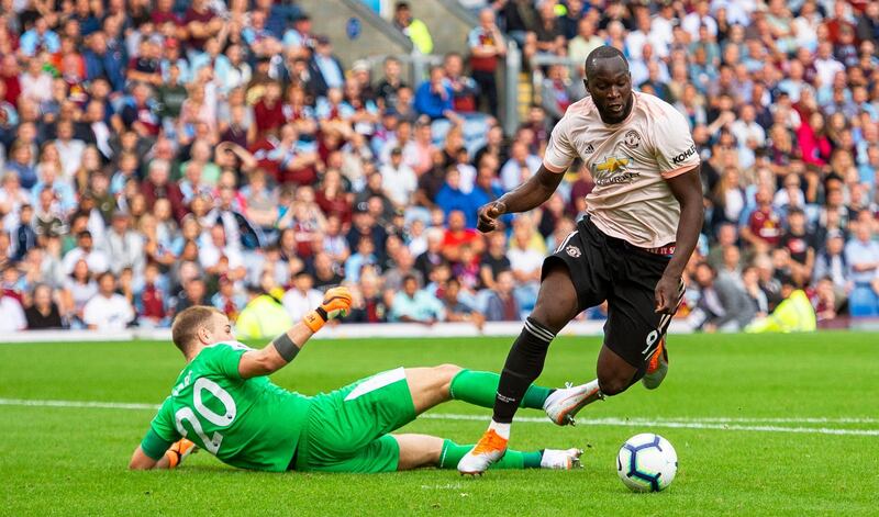 epa06992844 Burnley's goalkeeper Joe Hart (L) in action against Manchester United's Romelu Lukaku (R) during the English Premier League soccer match between Burnley FC and Manchester United in Burnley, Britain, 02 September 2018.  EPA/PETER POWELL EDITORIAL USE ONLY. No use with unauthorized audio, video, data, fixture lists, club/league logos or 'live' services. Online in-match use limited to 120 images, no video emulation. No use in betting, games or single club/league/player publications.