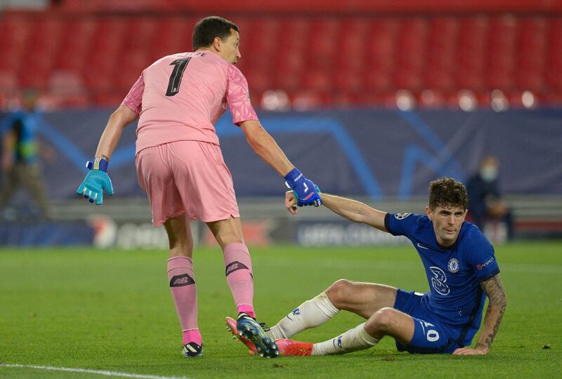 FC Porto' goalkeeper Agustin Marchesin helps Chelsea midfielder Christian Pulisic up. AFP