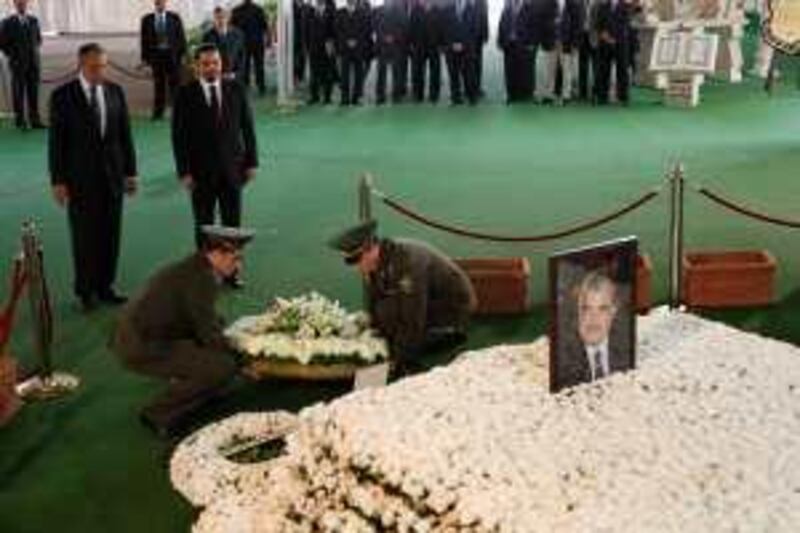 Russian Foreign Minister Sergey Lavrov, left, stands next to the Lebanese majority leader, lawmaker Saad Hariri, as two Russian army officers, put a wreath at the grave of slain former Prime Minister Rafik Hariri, in downtown Beirut, Lebanon, on Monday May 25, 2009. Lavrov said that he discussed with Lebanese officials mutual relations, the upcoming parliamentary elections and the situation in the Middle East. He said the world community should respect the will of the Lebanese people and recognize the result of the vote whoever wins the election.(AP Photo/Hussein Malla) *** Local Caption ***  BEI109_Mideast_Lebanon_Russia.jpg