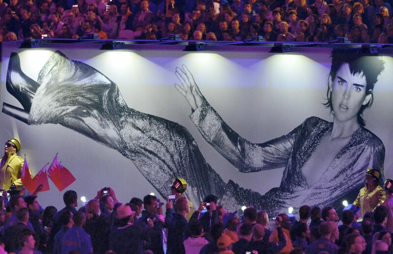 Artists carry a giant poster of British model Stella Tennant during the closing ceremony of the 2012 London Olympic Games at the Olympic stadium in London on August 12, 2012. AFP PHOTO / GABRIEL BOUYS (Photo by GABRIEL BOUYS / AFP)