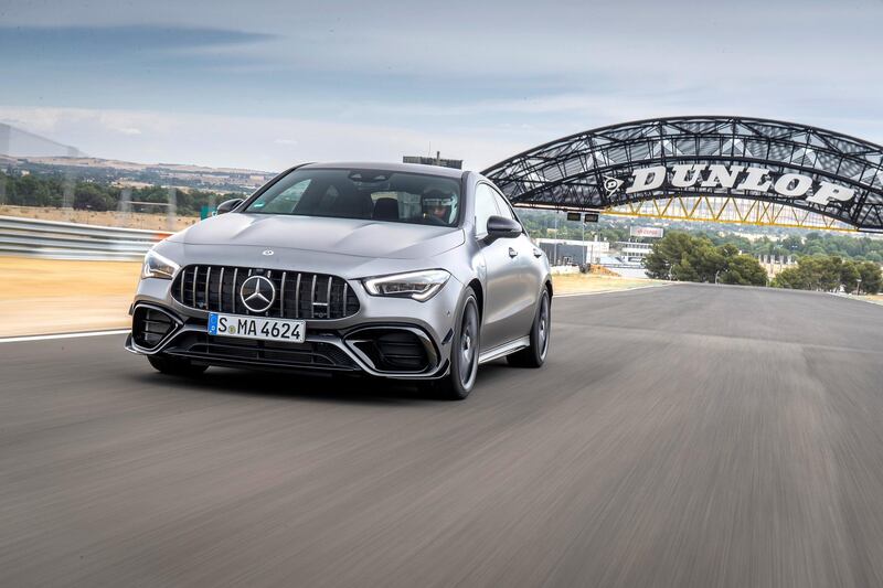 Mercedes-AMG CLA 45 S 4MATIC+, designo mountain grau magno, Leder - Nappa AMG schwarz mit gelben Kontrastziernähten // Mercedes-AMG CLA 45 S 4MATIC+, designo mountain gray magno, Leather – black, with yellow topstitching
Kraftstoffverbrauch kombiniert: 8,3-8,1 l/100 km; CO2-Emissionen kombiniert: 189-186 g/km // Fuel consumption combined: 8.3-8.1 l/100 km; Combined CO2 emissions: 189-186 g/km