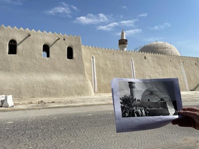 A comparison of the Ibrahim Pasha Mosque in Hofuf. The original image was taken by Harry St John Philby in 1917 and published in his Heart of Arabia book. The backdrop shows the mosque under restoration in 2022.