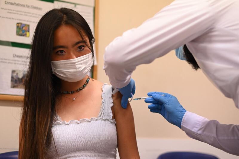 A student is given a dose of the Pfizer/BioNTech Covid-19 vaccine at a vaccination centre at the Hunter Street Health Centre in London on June 5, 2021.  The UK government are set to decide on June 14 whether their plan to completely lift coronavirus restrictions will go ahead as scheduled on June 21 amid concern over rising infections.  / AFP / DANIEL LEAL-OLIVAS
