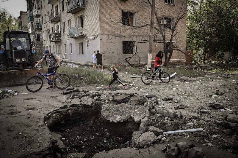 A crater scars the road surface in Slovyansk, Donbas. AFP