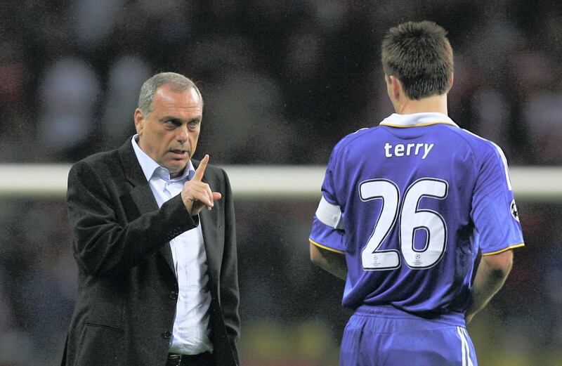 MOSCOW - MAY 21:  Avram Grant, the Chelsea manager speaks with John Terry of Chelsea in the short break before the first period of extra time during the UEFA Champions League Final match between Manchester United and Chelsea at the Luzhniki Stadium on May 21, 2008 in Moscow, Russia.  (Photo by Alex Livesey/Getty Images)