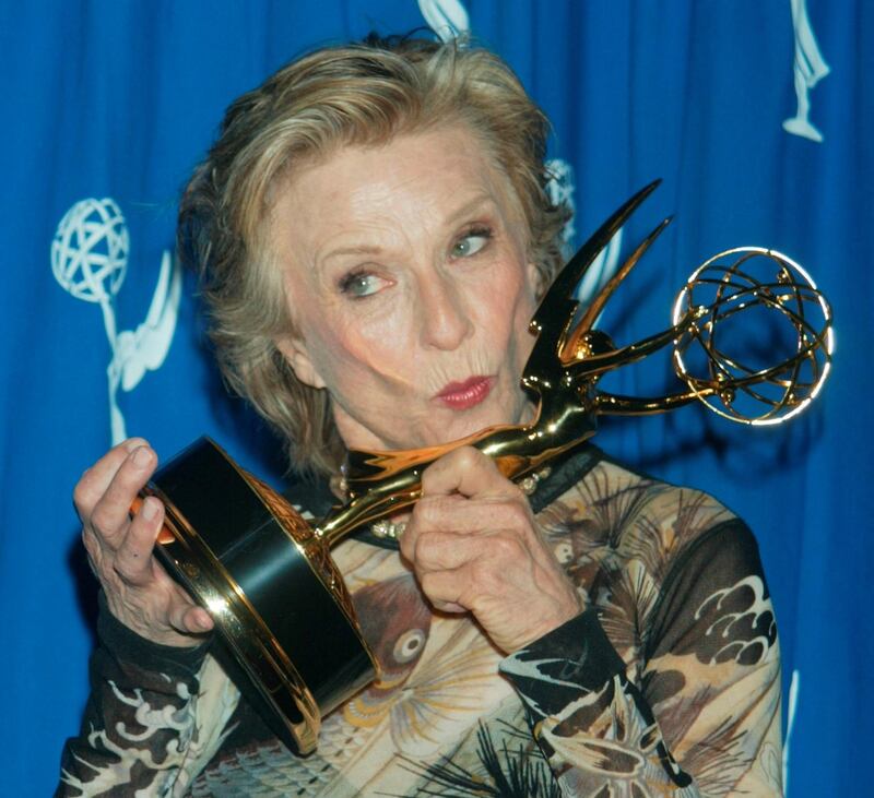 Actress Cloris Leachman poses with the Emmy award she won for Outstanding Guest Actress in a Comedy Series for her role in 'Malcolm in the Middle' at the 2002 Primetime Creative Arts Emmy Awards September 14, 2002 in Los Angeles. Reuters