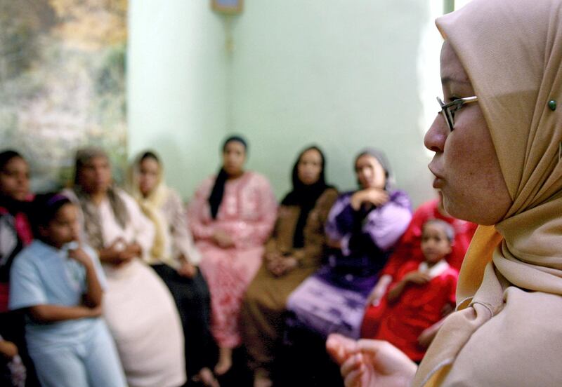 A counsellor talks to a group of women to try to convince them that they should not have FGM (Female Genital Mutilation) performed on their daughters in Minia, Egypt June 13, 2006. To match feature: HEALTH CIRCUMCISION/EGYPT. Picture taken June 13, 2006 REUTERS/Tara Todras-Whitehill (EGYPT)