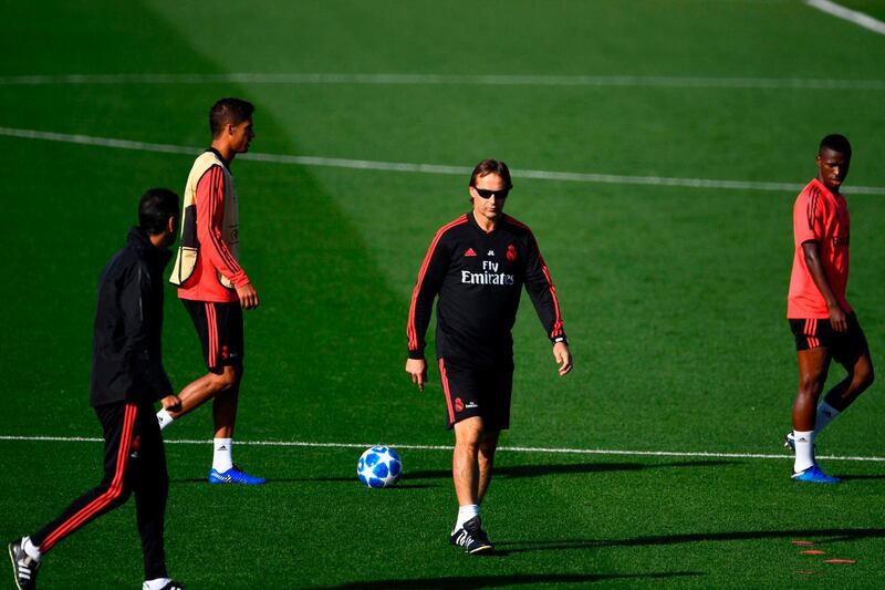 Real Madrid's Spanish coach Julen Lopetegui (C) attends a training session at the Valdebebas training ground in Madrid on October 22, 2018 on the eve of the UEFA Champions' League football match Real Madrid CF against FC Viktoria Plzen. / AFP / GABRIEL BOUYS                    
