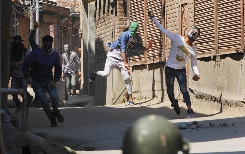 Indian Kashmiris clash with Indian policemen during unrest following gun fights between suspected militants and Indian forces in South Kashmir, in Srinagar on April 1, 2018.
Indian forces have killed eight suspected militants in disputed Kashmir, police said on April 1, in some of the fiercest fighting this year in the restive Himalayan region. A civilian was also killed and four soldiers injured in the region divided between India and Pakistan but claimed in full by both.
 / AFP PHOTO / HABIB NAQASH