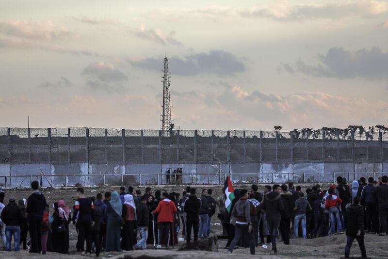 epa08049516 Palestinian protesters during the clashes after Friday protests near the border between Israel and eastern Gaza Strip, 06 December 2019.  EPA/MOHAMMED SABER