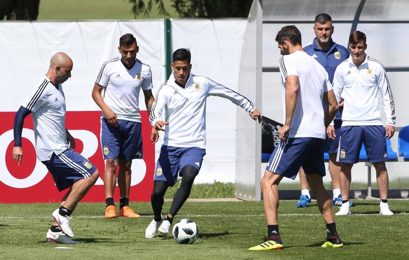 Maximiliano Meza takes part in a passing drill. Gabriel Rossi / Getty Images